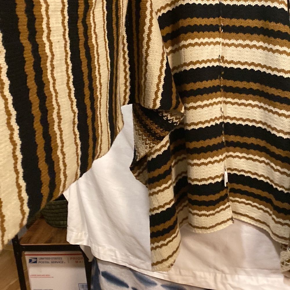 RVCA Ladies brown/black wrap poncho - Picture 4 of 6
